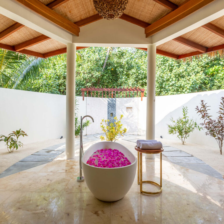 DhoniPoolVilla_bath_3
